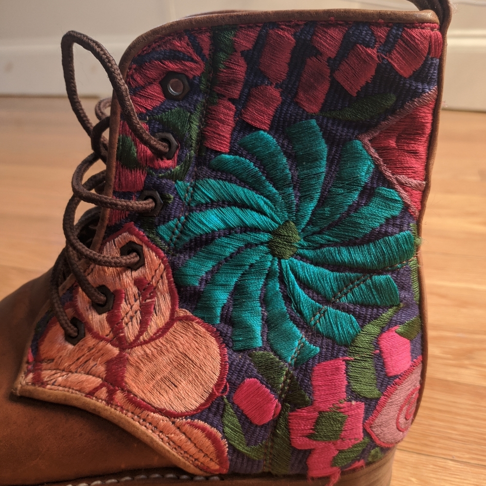 Teysha Peace boots (US W size 8) - Picture 3 of 8